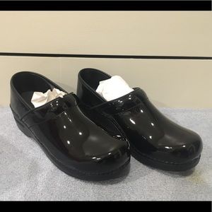 Sanita black patent clog size 39